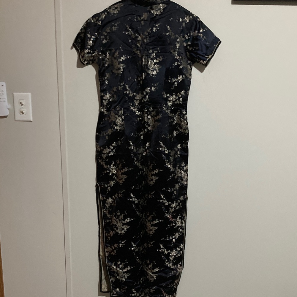 Elegant Black and Gold Floral Midi Dress - Picture 7 of 11